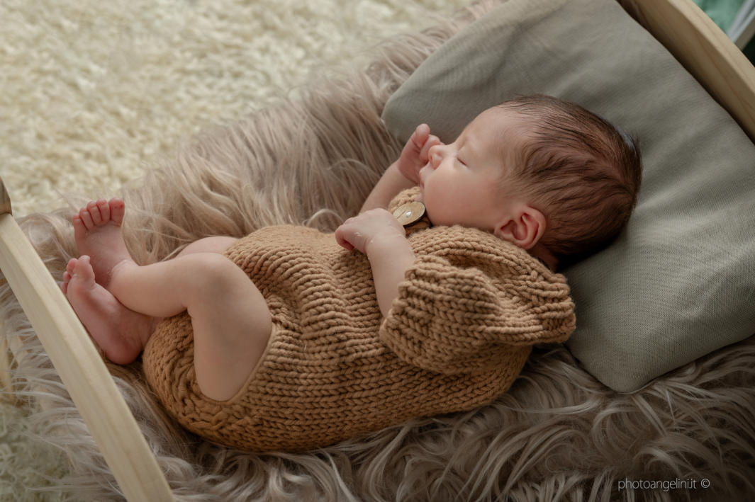 fotografo newborn Sicilia neonato avvolto luce soffusa castellammare del golfo