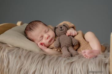 fotografo newborn Sicilia neonato avvolto luce soffusa castellammare del golfo