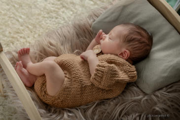 fotografo newborn Sicilia neonato avvolto luce soffusa castellammare del golfo