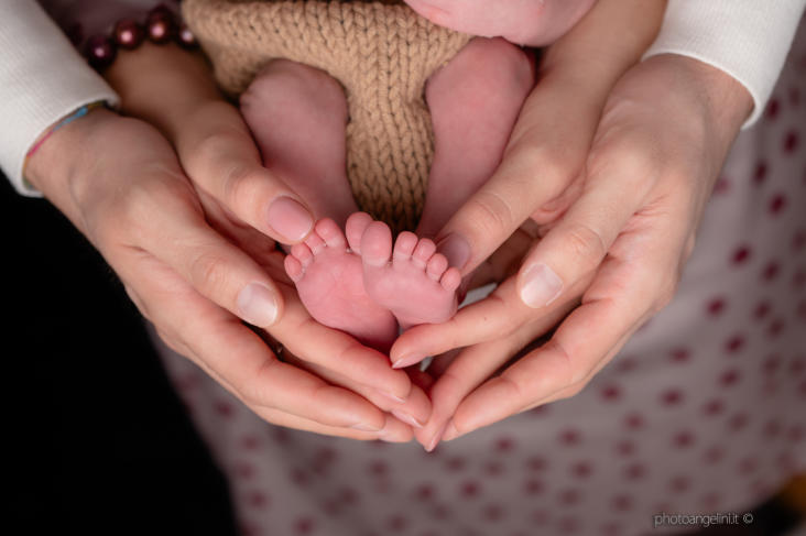 fotografo newborn Sicilia neonato avvolto luce soffusa castellammare del golfo