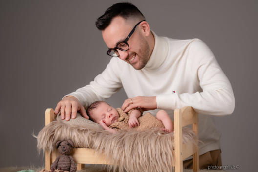 fotografo newborn Sicilia neonato avvolto luce soffusa castellammare del golfo