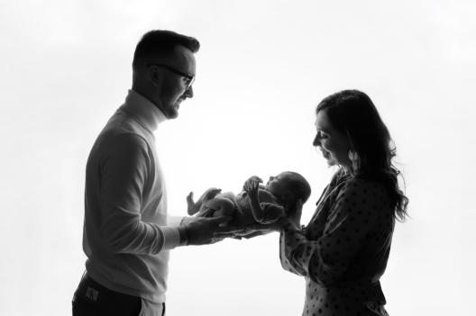 fotografo newborn Sicilia neonato avvolto luce soffusa castellammare del golfo