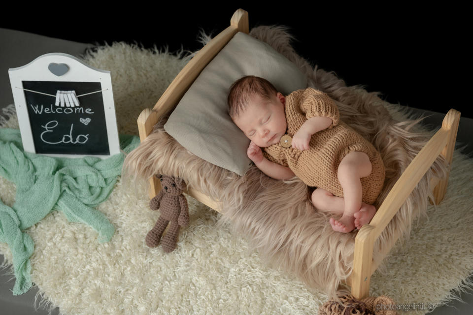 fotografo newborn Sicilia neonato avvolto luce soffusa castellammare del golfo